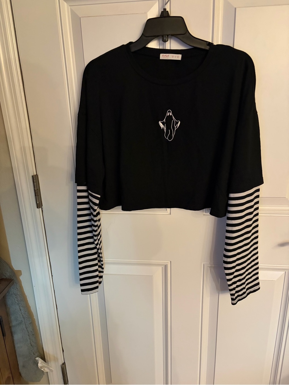 ROMWE Halloween Black Cropped Pullover with Striped Sleeve Layering